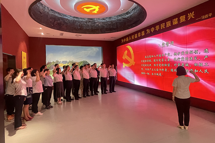 5.3重温誓词表忠诚-第六党总支组织党员重温入党誓词.jpg