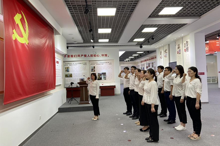 5.6重温誓词表忠诚-学生党总支组织党员重温入党誓词.jpg