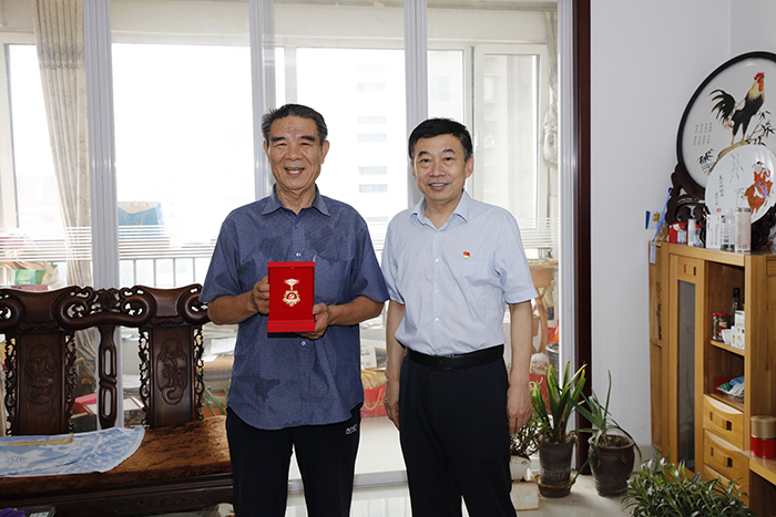 8.3慰问帮扶暖人心-为张连同同志颁发“光荣在党50年”纪念章.jpg